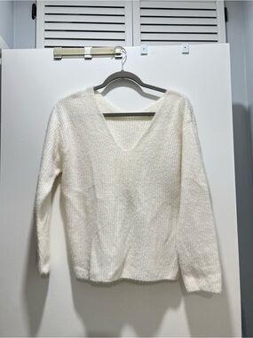 H&M Men's V-Neck Sweater in Ivory Cream